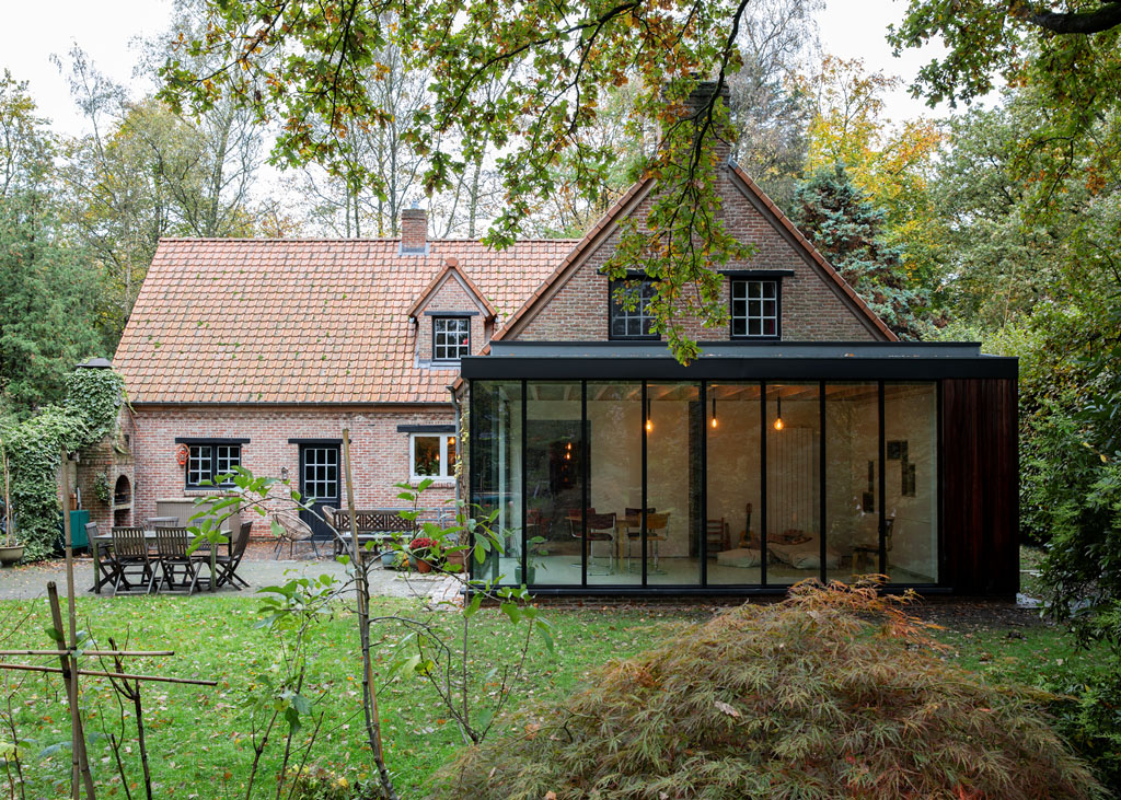Nieuwe aanbouw in hout, staal en glas aan bestaande woning